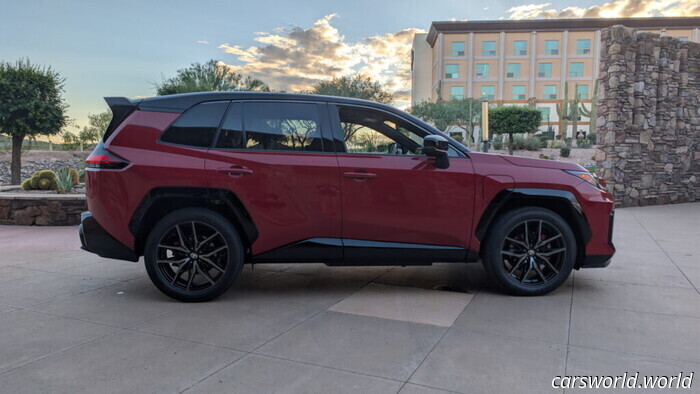 El RAV4 GR Sport 2026 de Toyota no sigue las reglas de los híbridos | Reseña | Carscoops